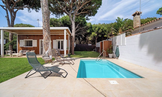 Chiclana de la Frontera House | Holiday Home 'La Pinaleta' with Private Pool, Private Terrace and Wi-Fi