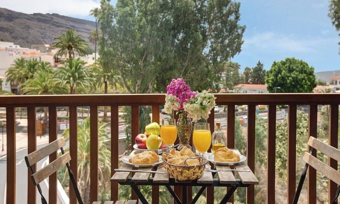 Santa Lucia Apartment | Holiday Home 'Cottage Santa Lucía 1' with Terrace, Shared Garden & Wi-Fi