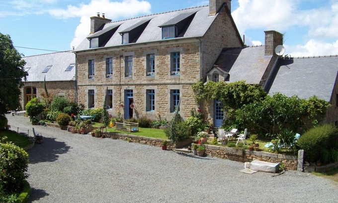 Prat House | Holiday farm; 3 gites & 8 permanent tents, spacious, comfortable, Personal