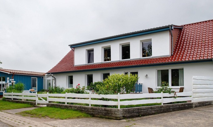 Meschendorf Apartment | Holiday flat 'Möve ABA Apartment 33' with sea view, shared garden and WLAN