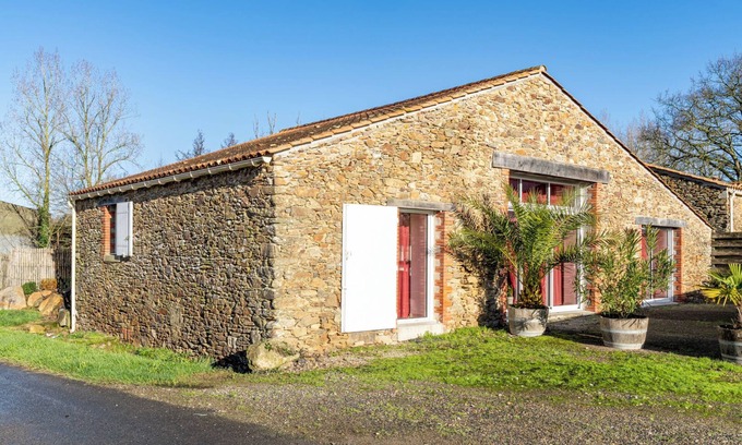 Saint-Julien-des-Landes House | Holiday Home 'La Grange - Gîte Calme En Campagne' with Private Terrace, Private Garden and Wi-Fi