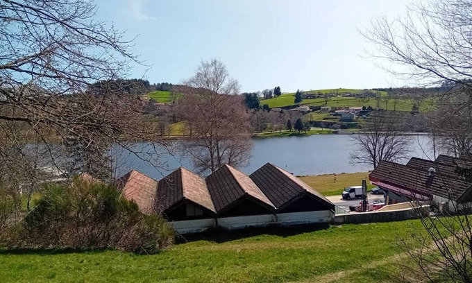 Saint-Remy-Sur-Durolle House | Holiday Home 'Joli Gîte Rouge Au Bord Du Lac' with Shared Terrace, Shared Garden and Wi-Fi