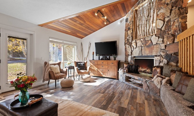 Willow Bend East House | Holiday Getaway - Centrally Located Park City Townhome with Private Hot Tub + Quail Meadows 23