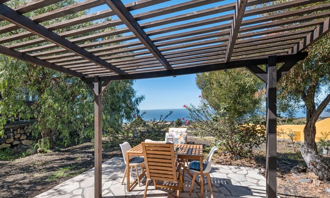 Los Llanos de Aridane Ski Chalet | Holiday Home 'El Perenquén' with Mountain View, Wi-Fi and Air Conditioning