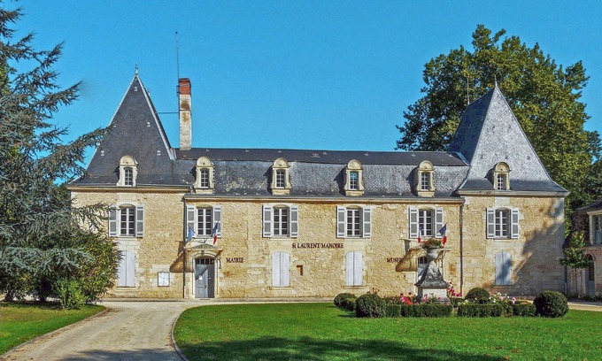 Sainte-Marie-de-Chignac House | Holiday Home 'Pavillon À St Laurent Sur Manoire' with Private Terrace