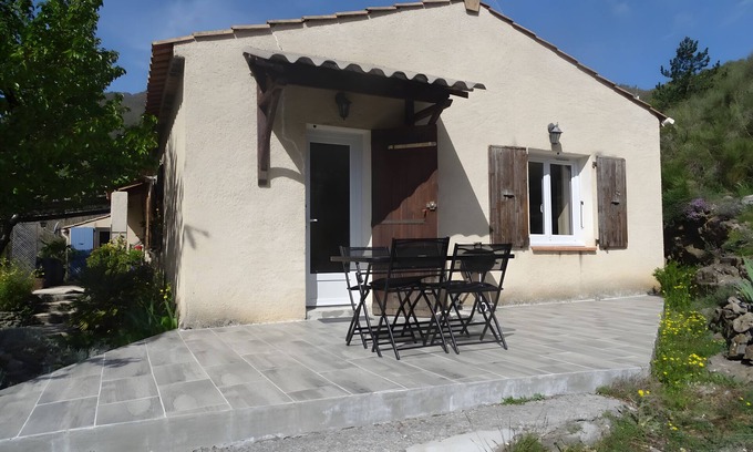 La Robine-sur-Galabre House | Holiday Home 'Les Iris' with Mountain View, Private Terrace and Wi-Fi