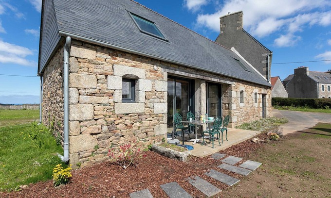 Saint-Michel-en-Greve House | Holiday Home 'Gite Des Hauts Grève - Proche Mer' with Shared Terrace, Shared Garden and Wi-Fi