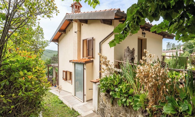 San Marcello Piteglio House | Holiday Home 'Villetta Allegra' with Mountain View, Private Terrace and Private Garden