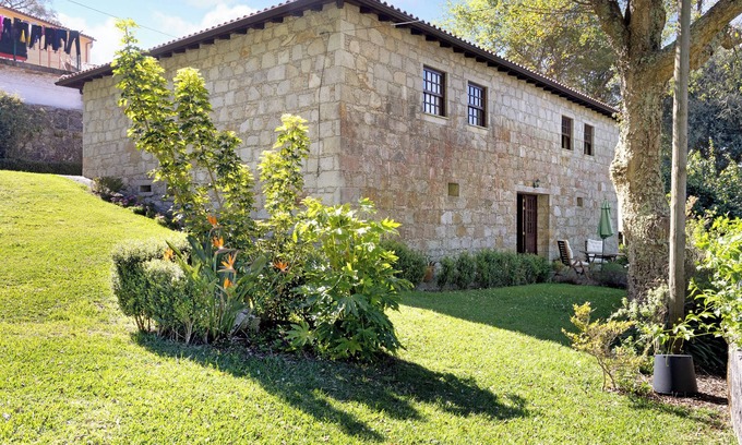 Freixieiro de Soutelo House | Holiday Home 'Do Sobreiro' with Mountain View, Private Pool and Wi-Fi