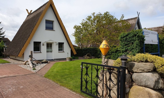 Boergerende-Rethwisch House | Holiday house "anchor place" - your vacation under the thatch (renovated 2017)