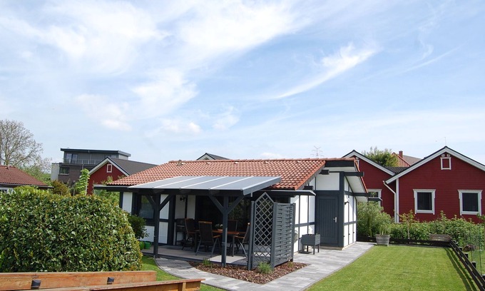 Hollern House | Holiday Home 'Ferienhaus Elb-diek' with Private Terrace, Private Garden and Wi-Fi
