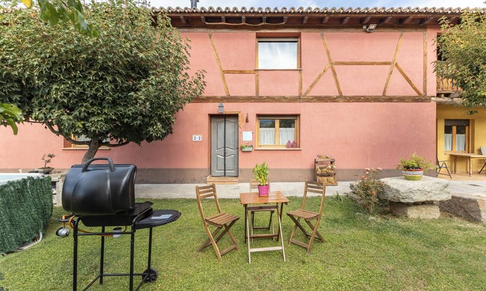 Bonilla de la Sierra House | Holiday Home 'El Mirador Del Gato 1' with Mountain View, Shared Pool and Wi-Fi