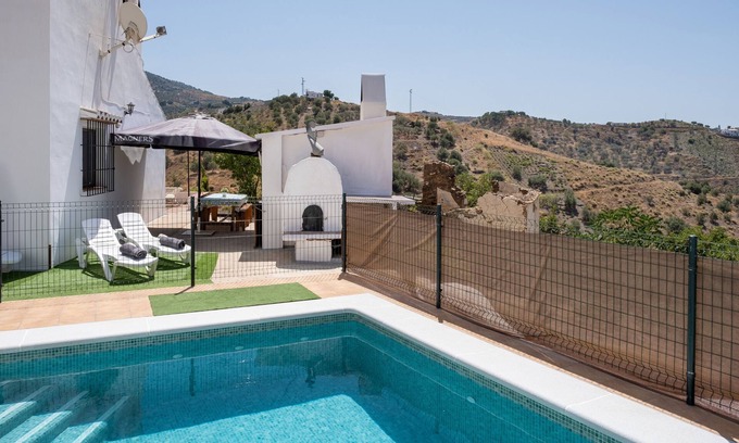 Canillas de Aceituno House | Holiday Home Casita T with Mountain View, Pool & Wi-Fi