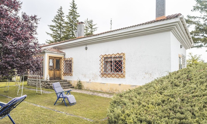 Castrejon de la Pena House | Holiday Home 'El Chalet' with Mountain Views and Private Garden