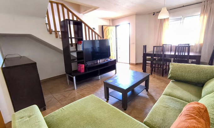 San Pedro del Pinatar House | Holiday Home 'Vacaciones Con Sabor A Hogar' with Balcony, Wi-Fi and Air Conditioning