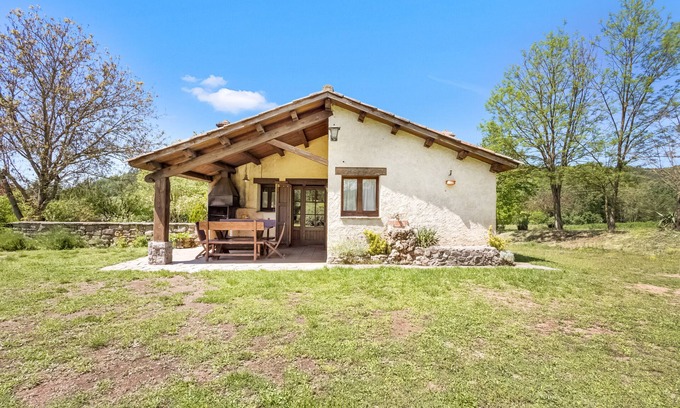 Sant Boi de Llucanes House | Holiday Home 'La Cirera' with Mountain View, Shared Pool and Wi-Fi
