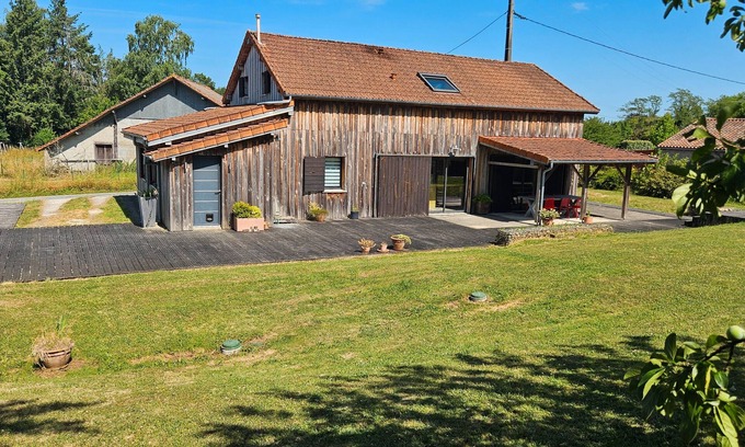 Sencenac-Puy-de-Fourches House | Holiday Home 'L’Ancien Séchoir' with Private Terrace, Private Garden and Wi-Fi