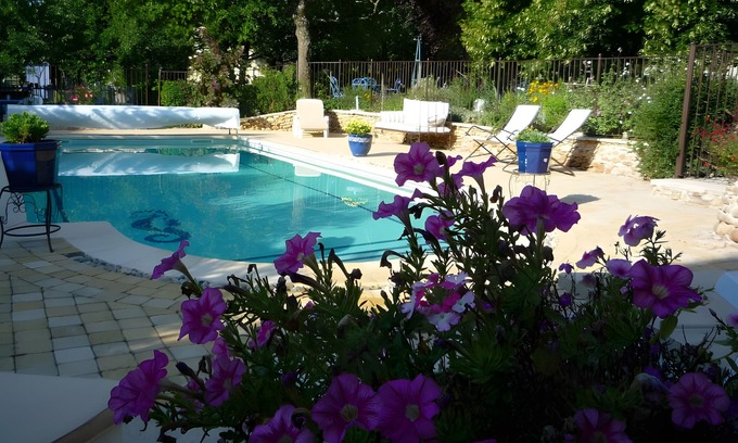 Chateauneuf-du-Rhone House | Holiday Home 'La Bastide De La Coda' with Wi-Fi