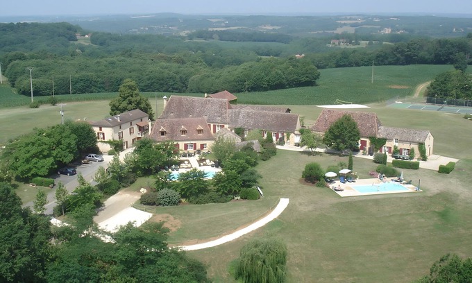 Sainte-Foy-de-Longas House | Holiday Home 'Le Tonnelier' with Private Garden and Wi-Fi