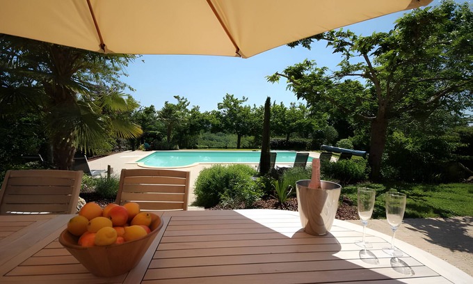 Sainte-Foy-de-Longas House | Holiday Home 'Le Bourrelier' with Shared Garden and Wi-Fi