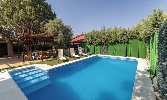 Fuentiduena de Tajo House | Holiday Home 'Casa Fina' with Private Pool, Shared Terrace and Wi-Fi