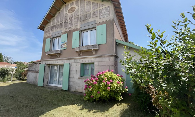 Le Chateau-d'Oleron House | Holiday Home 'Villa Nicette' with Terrace, Private Garden and Balcony