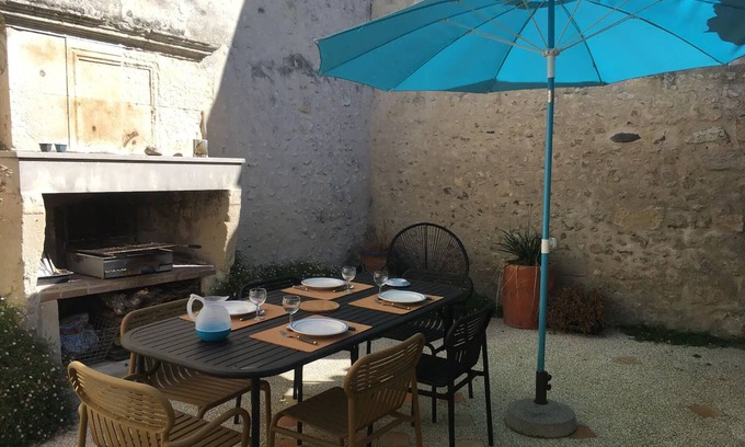Mortagne-sur-Gironde House | Holiday Home 'Isatis' with Private Terrace and Wi-Fi