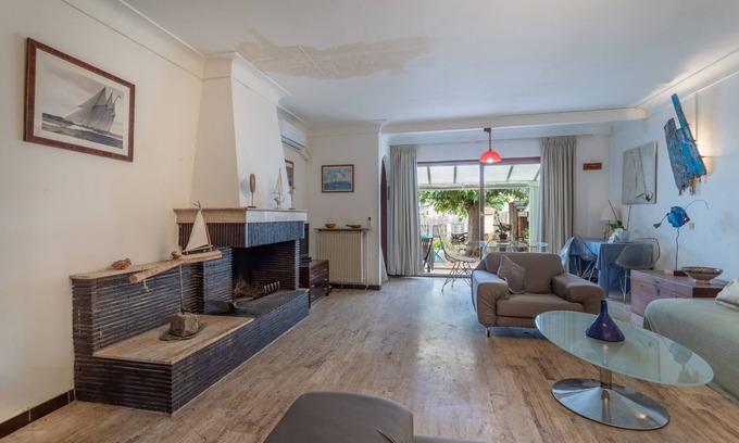 Sainte-Marie-la-Mer House | Holiday Home 'Villa De Famille Maragre, Au Calme' with Private Garden, Wi-Fi and Air Conditioning
