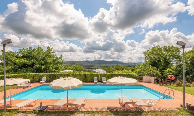 San Macario In Monte House | Holiday Home 'Rustico Con Jacuzzi In Toscana' with Shared Pool, Wi-Fi and Air Conditioning