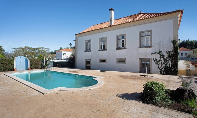 Castanheira de Pera House | Holiday Home 'Casa Das Camélias Tortas' with Mountain View, Private Pool and Wi-Fi