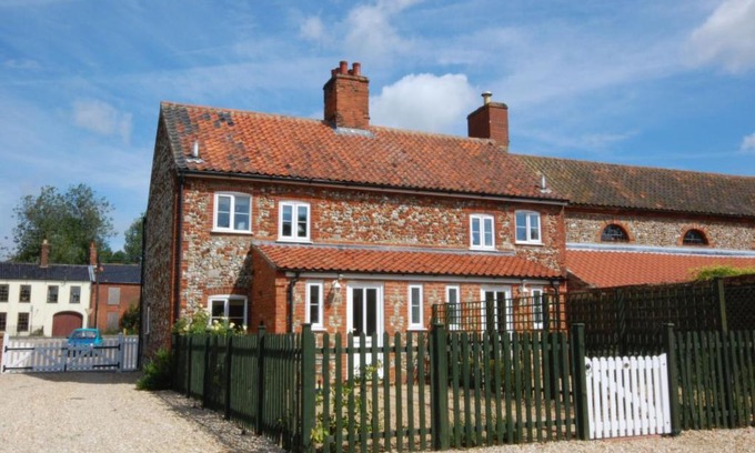 East Rudham House | Holiday Home 18 The Green by Interhome