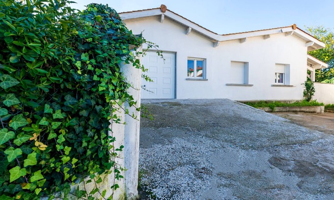 Boucau House | Holiday Home '3-Bedroom House Garden 2km Beach' with Shared Terrace, Garden and Wi-Fi