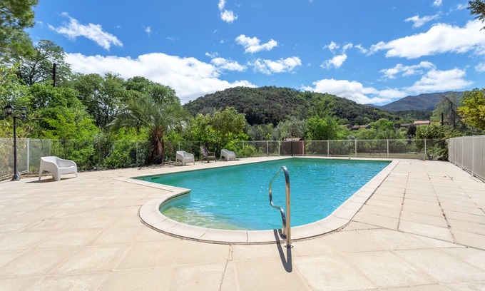 Reynes House | Holiday Home 4 with Mountain View, Shared Pool
