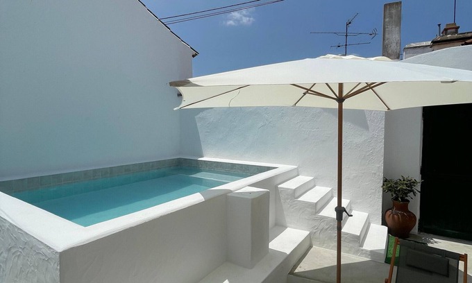 Vila de Frades House | Holiday Home 'A Casa Dos Raminhos' with Private Pool and Terrace