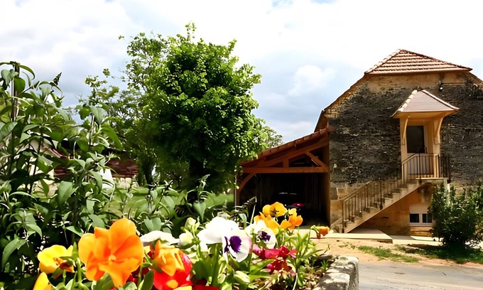 Sainte-Nathalene House | Holiday Home 'Au Petit Touron Ste Nathalène' with Private Terrace, Private Garden and Wi-Fi