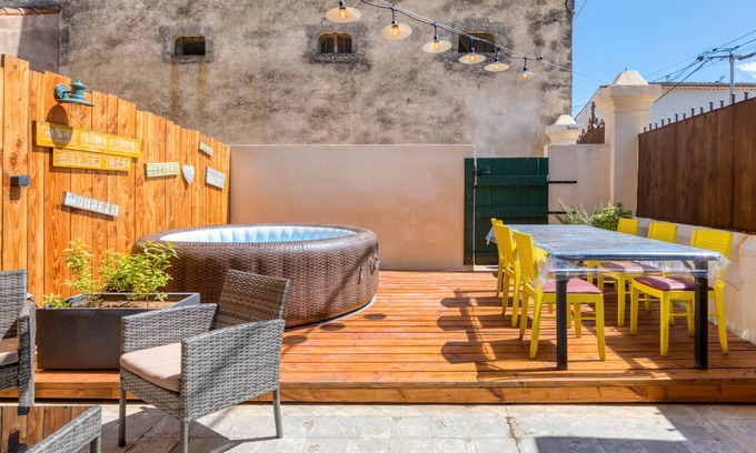 Aspiran House | Holiday Home 'A La Bonne Franck'ette' with Shared Terrace, Wi-Fi and Air Conditioning