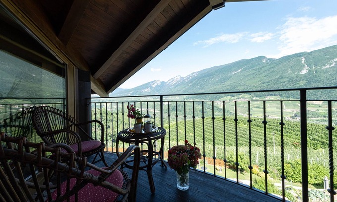 Dercolo House | Holiday Home 'Agrihouse Welcome In The Brenta' with Mountain View, Private Garden and Wi-Fi