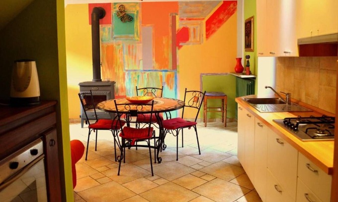 Moretta House | Holiday Home "Agriturismo Casa de Colores Giallo" with Shared Garden & Wi-Fi