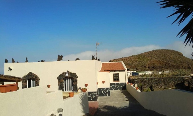 Mocanal House | Holiday Home 'Aguarijo' with Sea View, Private Terrace and Private Garden