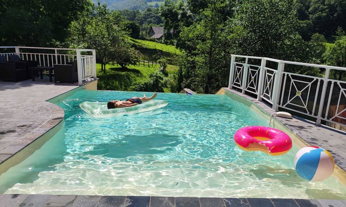 Sainte-Engrace House | Holiday Home 'Ainerak' with Mountain View, Private Pool and Wi-Fi