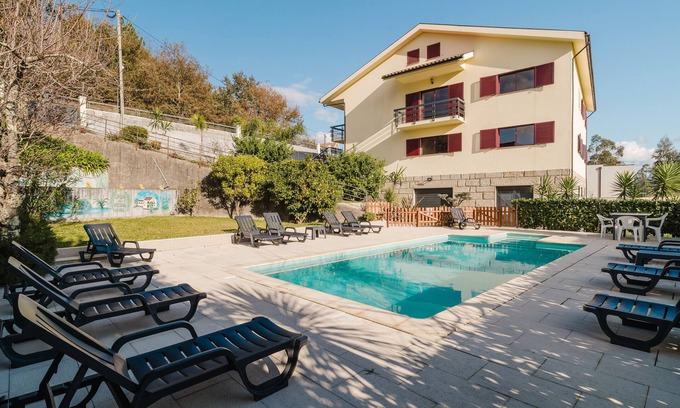 Canicada House | Holiday Home 'Alojamento Casa Da Pedra Verde' with Mountain View, Private Pool and Wi-Fi