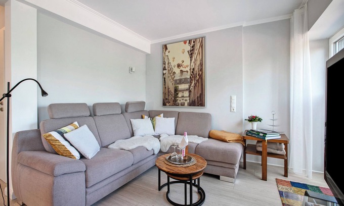 Hemmingstedt House | Holiday Home 'Alte Tischlerei' with Private Terrace, Shared Garden and Wi-Fi
