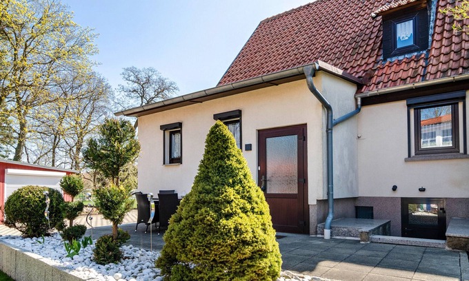 Heudeber House | Holiday Home 'Am Park' with Private Terrace, Private Garden and Wi-Fi