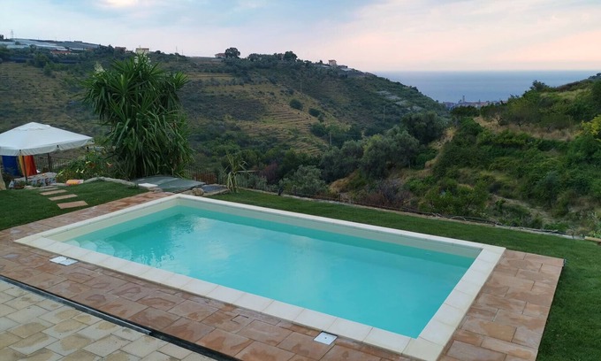 Pompeiana House | Holiday Home "Angolo dei Fiori" with Sea View, Shared Pool & Air Conditioning