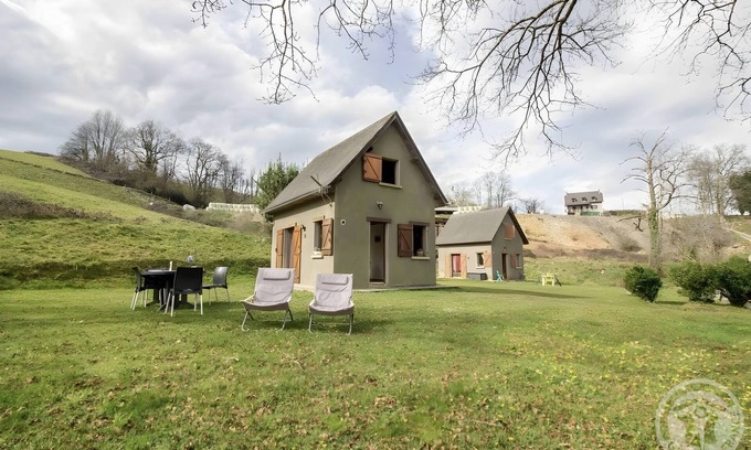 Peyrouse House | Holiday Home 'Anje' with Mountain View, Private Terrace and Wi-Fi