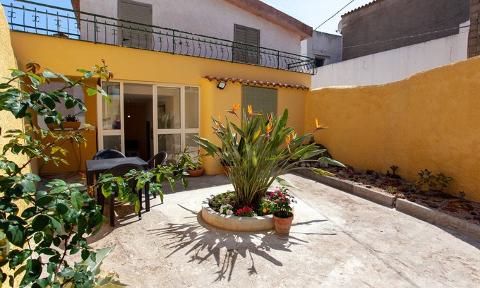 Irgoli Apartment | Holiday Home 'Appartamento Irgoli - Sardegna' with Patio, Wi-Fi and Air Conditioning