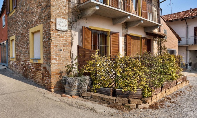 Neive Apartment | Holiday Home 'Appartamento in Vigna Gallina' with Private Terrace and Wi-Fi
