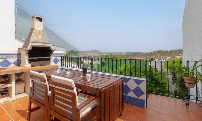 Ardales House | Holiday Home 'Ardales' with Mountain View, Wi-Fi and Air Conditioning