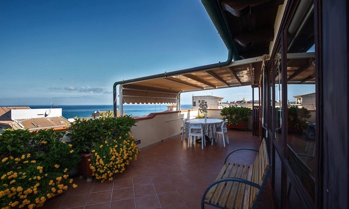 Capo d'Orlando House | Holiday Home 'Attico Sul Mare' Pet-Friendly with Sea View, Terrace and Wi-Fi