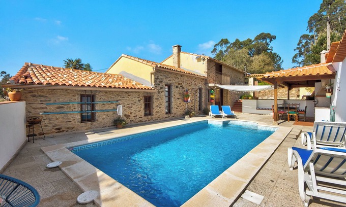 Rates House | Holiday Home 'Azenha Da Lagoa Negra' with Lake View, Private Pool and Wi-Fi